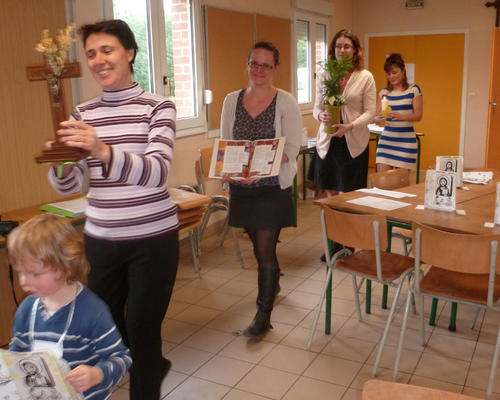 Après les travaux des petits, la Croix, la Bible...