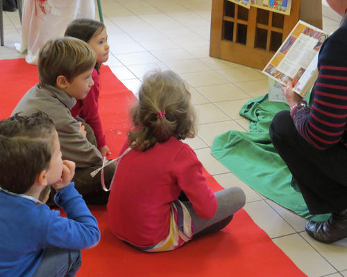 ...Anne-Marie qui montre le livre de l'Histoire de Jésus...