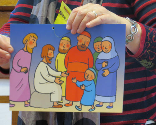 Il tend les bras vers Jésus qui tend, lui aussi, les bras...