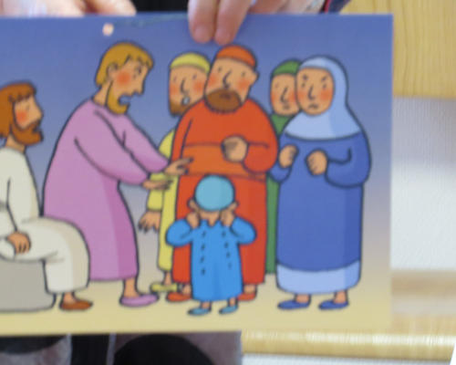 Que s'est-il passé?...L'enfant pleure...Une grande personne pas contente du tout le repousse...