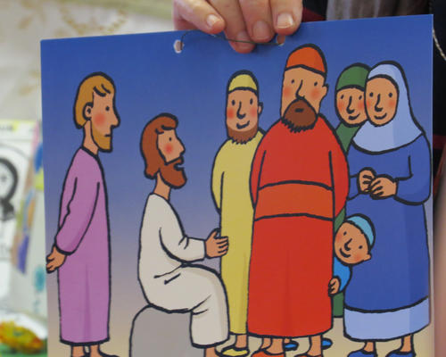 Jésus, en blanc... Un petit enfant qui a envie de le voir...