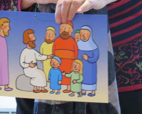 OH!... Là, le petit garçon est de nouveau tout content.
JESUS a tout arrangé et même, une autre petite fille est venue.