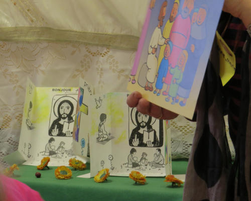 JESUS est l'ami de tous les petits enfants. Nous aussi, nous pouvons venir près de lui...