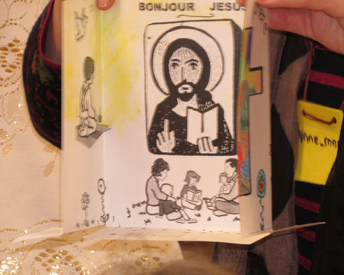 Chaque jour devant notre petit "coin prière" que nous avons décoré...
