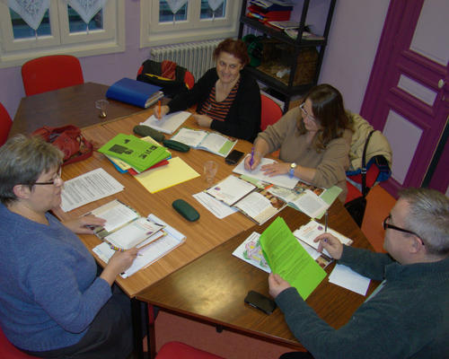 Préparation en groupe de la liturgie pour les enfants.