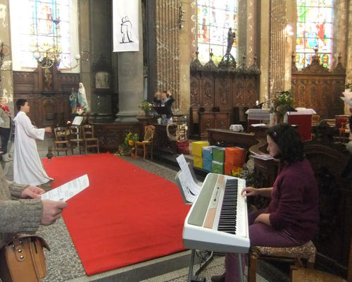 Mathilde accompagnait le chant