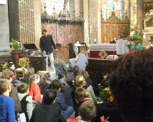 Les enfants miment la reconstruction de l'église