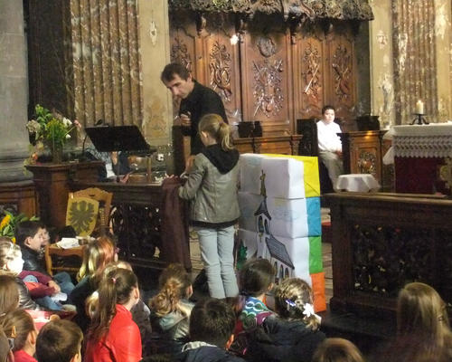 Un enfant apporte le vêtement de St François
