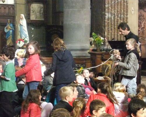 Une corde passe dans l'assemblée, signe de fraternité et de solidarité,  rappelant les frères qui ont fait route avec St François