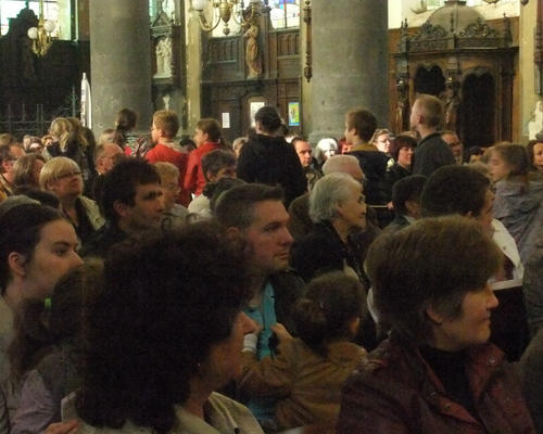 La corde va jusqu'au fond de l'église et quelques paroissiens la tiendront avec les enfants : tous unis