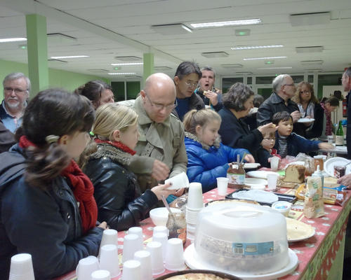 un bon moment de partage autour d'un buffet, aussi