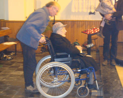 Georgette représente les personnes malades et âgées, elle apporte une custode qui sert à porter la communion à domicile ou à l'hôpital