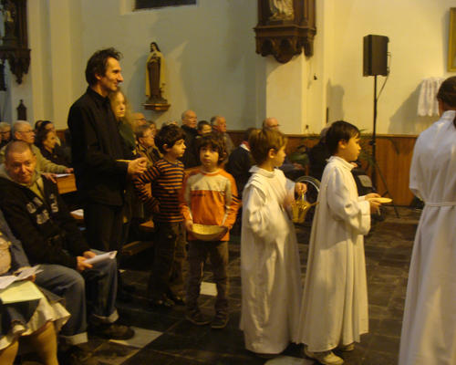 Les servants d'autel ont apporté les objets qui vont être consacrés pour la liturgie