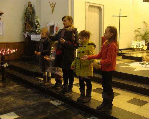 Quelques enfants de la paroisse ont gestué la prière de l'Agneau de Dieu : la paix sera toi, sera moi, sera nous.....