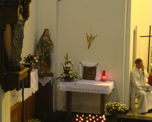 Au-dessus du tabernacle, un nouveau Christ qui fait partie du Chemin de Croix qui va être installé prochainement