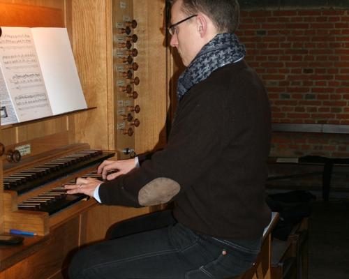 L'organiste au clavier.
