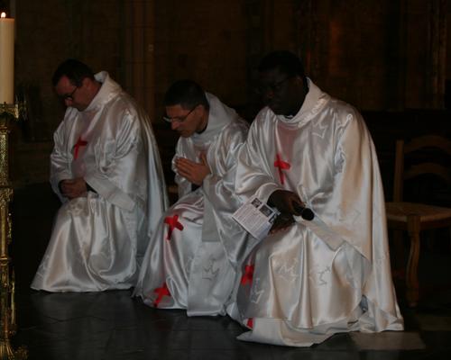Pendant le Credo, les prêtres s'agenouillent.