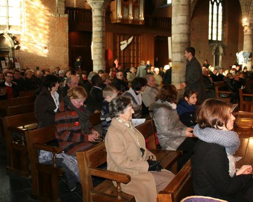 L'assemblée dans le collatéral sud, pendant le tem