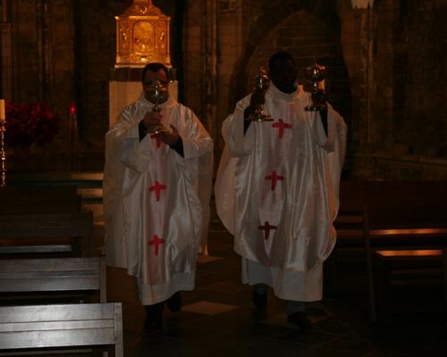Les calices, cherchés au tabernacle.