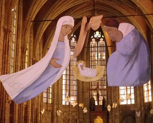 Jésus, Marie et Joseph, au-dessus de l'autel.