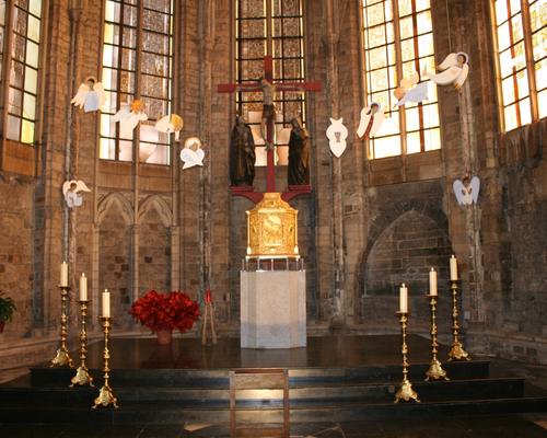 Les anges volent partout dans toute l'église, dont
