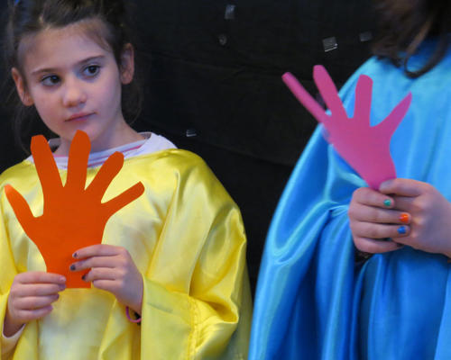 les mains sur lesquelles, les enfants ont inscrit des signes d'espérance
