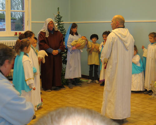 La crèche vivante, temps de la naissance de Jésus, nous invitant à renaître à une vie toujours plus proche du chemin qu'il nous a montré par sa mort.