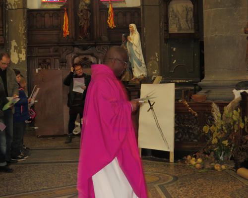 Le prêtre arrive dans le choeur...