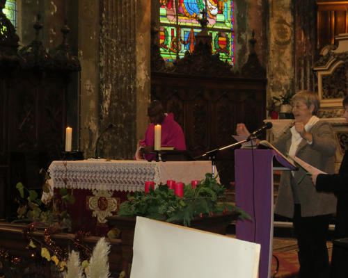 les quatre bougies du temps de l'Avent symbolisant les quatre étapes de notre marche vers JESUS. 
