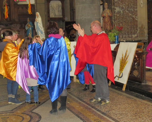 "Danse de joie, danse pour ton Dieu,
Danse la ronde de sa joie,
Danse la ronde de sa joie"
