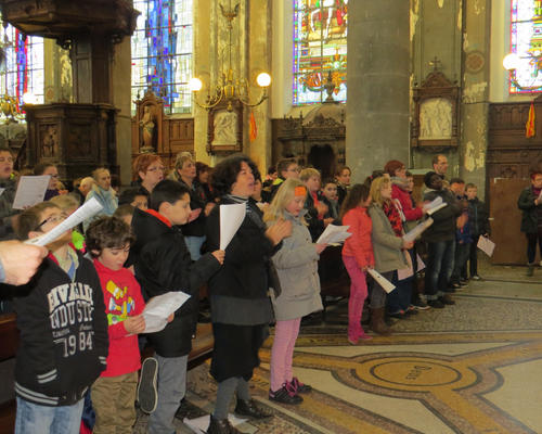 "Dieu est une fête aujourd'hui
La fête de la vie, O Alleluia"