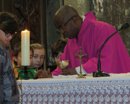 Procession des oblats où pain,vin sot apportés à la table eucharistique pour être consacrés.