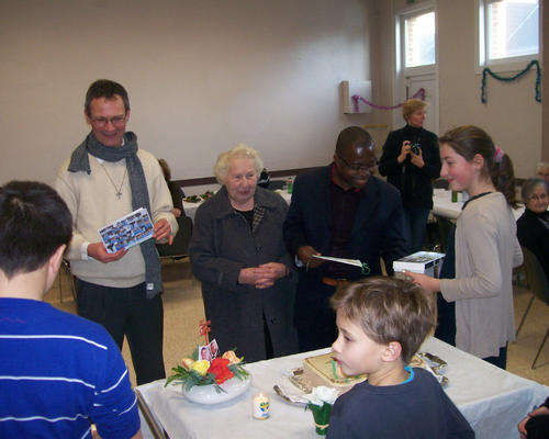 le moment de la remise des cartes et des cadeaux