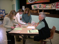 Denise a l'un des stands