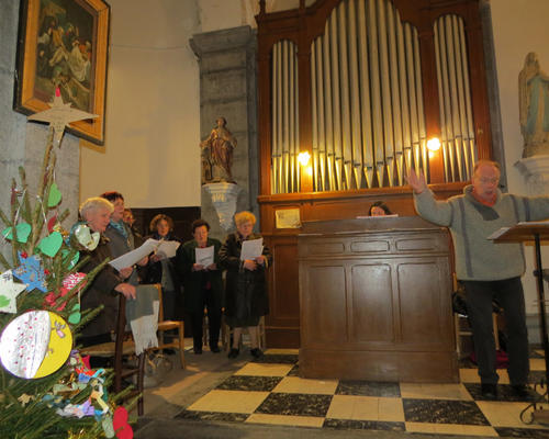 La chorale entraîne l'assistance pour le chant d'entrée...
