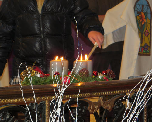 La quatrième bougie de ce temps de l'Avent, dernière étape de notre marche vers Noël, est allumée.