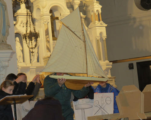 Et aussi fabriquer, tous ensemble, un bateau...
pour rapprocher, les gens éloignés les uns des autres à cause d'obstacles qu'ils se créent.