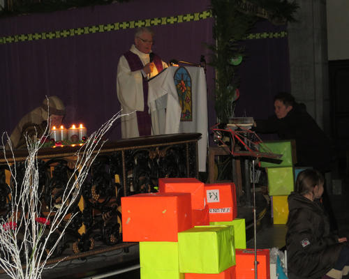 Mais quels sont ces cadeaux que nous avons trouvés sur les marches du choeur en entrant dans l'église? Pour qui? Et qui les a offerts?