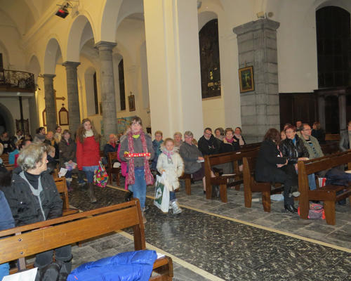 Puis, la procession des oblats...Tout d'abord, les enfants apportant....