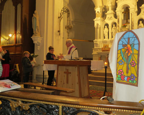 Et puis le pain et le vin qui vont être consacrés rappelant le sacrifice de Jésus, la communion avec le corps du Christ pour trouver force...