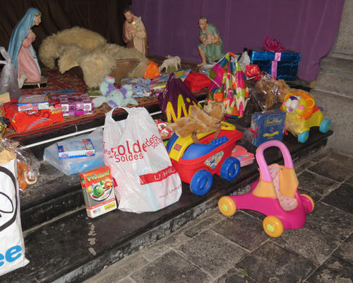 Tous les jouets devant la crèche rappelant aussi ce beau geste des enfants offerts à d'autres et à Dieu. Communions...