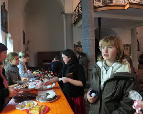 A la fin de la messe, vente de gâteaux et jacinthes par les enfants de 4ème année pour financer leur retraite de profession de foi.