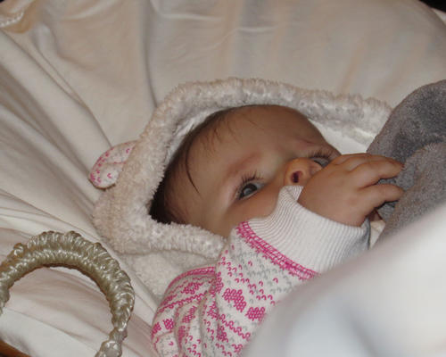 Le bébé de la crèche vivante nous montre que Jésus Jésus vient de naître.