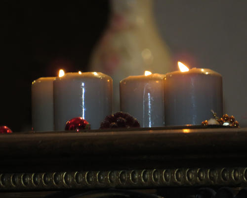 Les bougies du temps de l'Avent rappellent les quatre étapes de notre marche vers Noël.