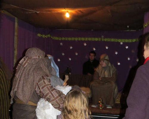 Les voilà, à la crèche où l'étoile les a conduits. Ils sont devant l'enfant Jésus à qui ils rendent hommage.