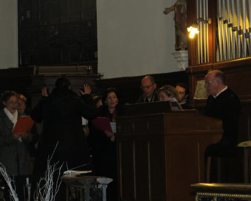 La chorale nous aide à glorifier DIEU qui nous a offert son fils pour nous sauver.