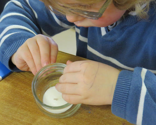Que colle-t-on sur les petits pots?
