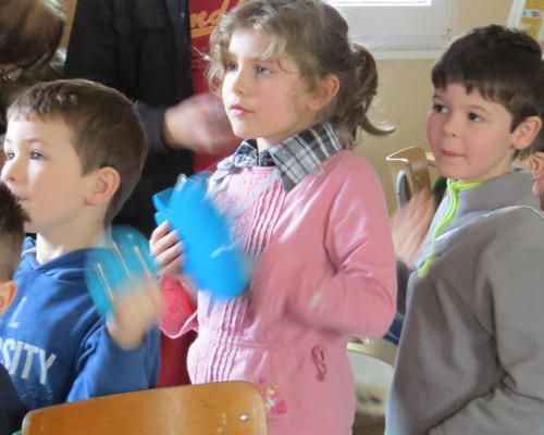 les petites mains les agitent de tout coeur...