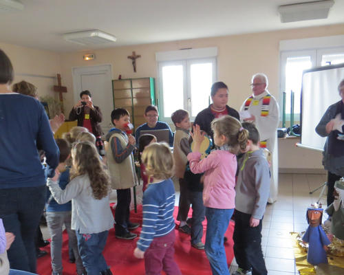 Pour dire bonjour à Jésus et dire notre joie, nous agitons nos instruments de musique. 
