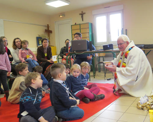 On cherche, avec l'aide de l'Abbé Jean-Paul, ce que l'on pourrait faire pour plaire à Jésus, pour l'aimer...